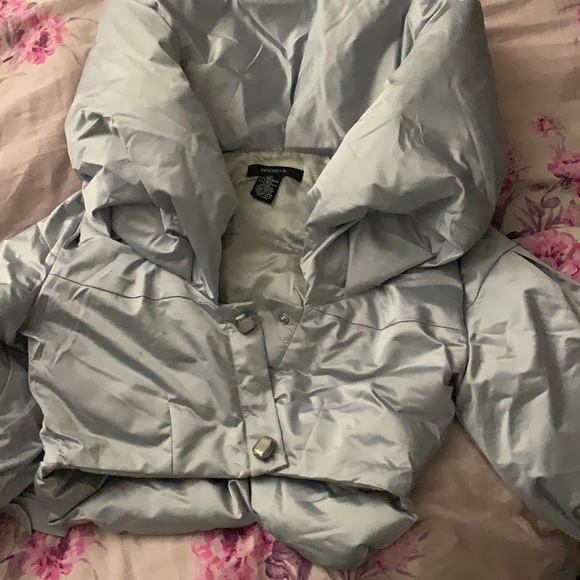 Arden B Jackets & Blazers - ARDEN B SIZE MEDIUM SATIN BUBBLE VALERO COAT GREY SILVER CUTE ❄️❄️CROPPED
